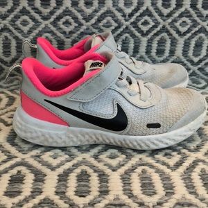Nike Revolution 5 sneakers